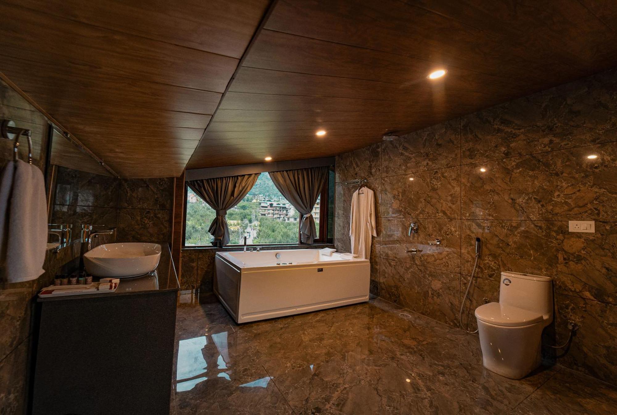 Отель Nazaara - A Luxe Retreat Манали Экстерьер фото
